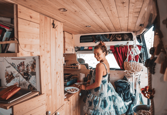 Laura Horvat hat für Bergwelten einen Campervan gebaut, nun erwartet die junge Niederösterreicherin Nachwuchs