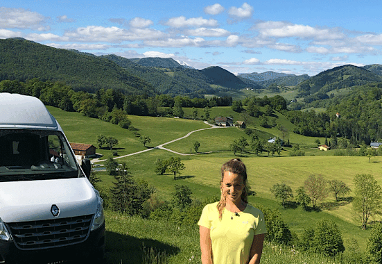 Laura Horvat und Vanda der Bergwelten-Bus