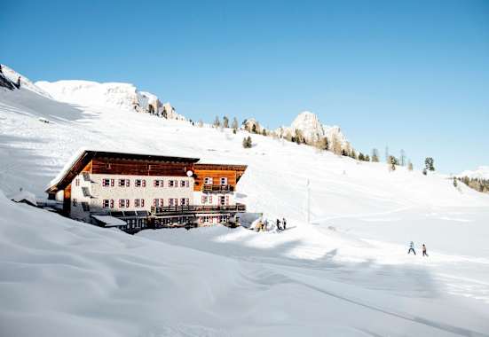 Die Hütte eingebettet in die Schneelandschaft