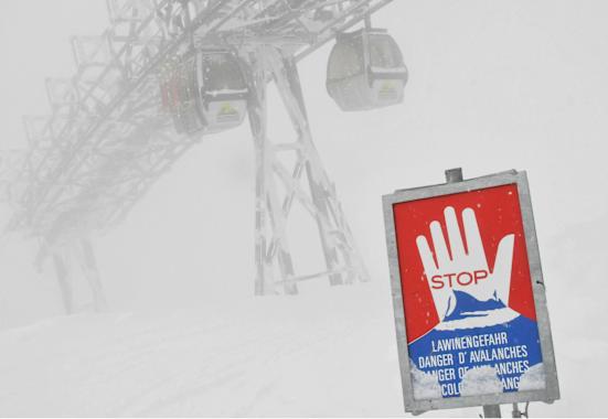 Die Lawinensituation in den Alpen spitzt sich weiter zu. Skigebiete, Straßen und gesamte Täler sind gesperrt.