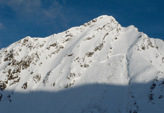 Große Schneebrettlawinen wie hier, am Gamskogel (2.659 m) in den Stubaier Alpen vergangenen Jahres, sind aktuell nicht auszuschließen 