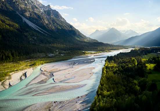 Der Lech mit seinen weiten Schotterbänken