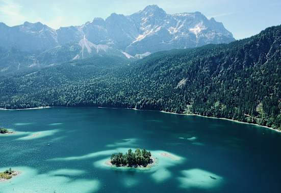 Der unverkennbare Eibsee unterhalb der Zugspitze