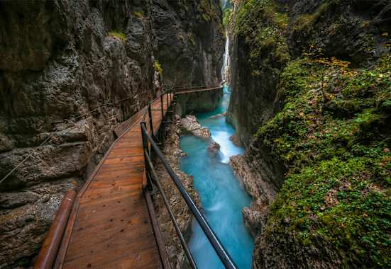 Über Holzplanken und schmale Stege durch die Geisterklamm bei Mittenwald, Bayern