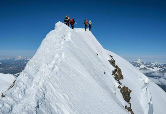 Überschreitung: Bergsteiger am Grat des Liskamms im Walliser Grenzkamm