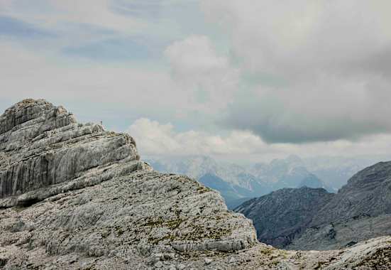 Imposante Felsformationen der Loferer Steinberger - im Hintergrund die Berchtesgadener Alpen.