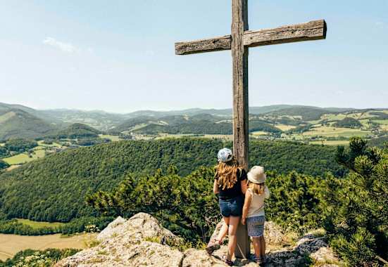 Am Gipfel des Peilsteins genießt man eine herrliche Aussicht.