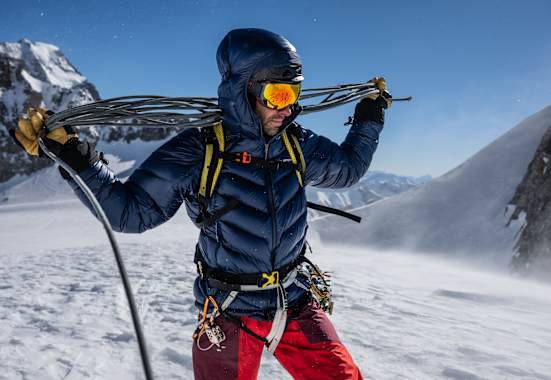 Mann am Berg mit LA sportiva Jacke beim Klettern im Schnee