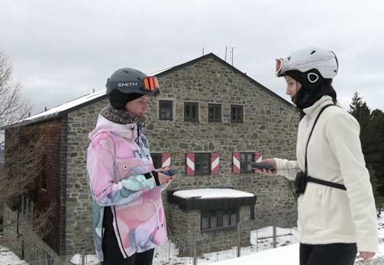 Zwei Schülerinnen üben den LVS-Check