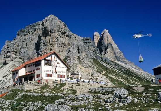 Dreizinennhütte Dolomiten Hubschrauber Materialtransport