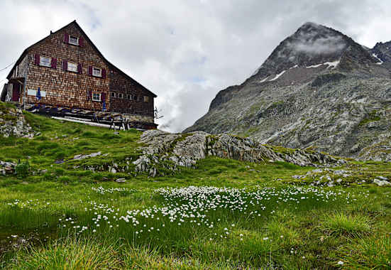Die Adolf-Nossberger-Hütte (2.488 m) in der Kärntner Schobergruppe
