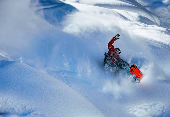 Snowboarder im Pulverschnee