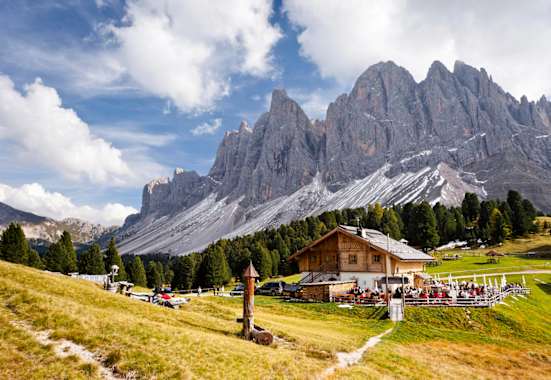 Geisleralm mit Sass Rigais im Hintergrund