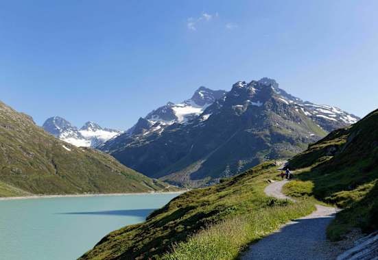 Silvretta-Stausee mit Piz Buin (links) und Schattenspitze
