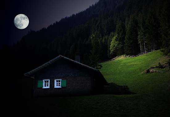 Berghütte bei Vollmond