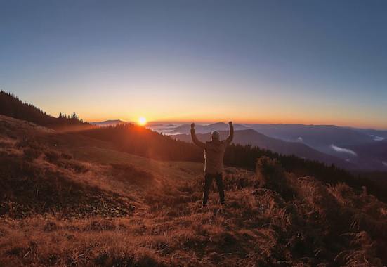 Sonnengruß in den Bergen