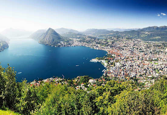 Frühling im Tessin: Blick auf die Bucht von Lugano vom Monte Brè (925 m) aus