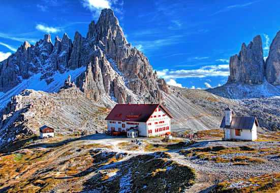 Die Drei Zinnen Hütte auf 2.405 m in den Dolomiten 