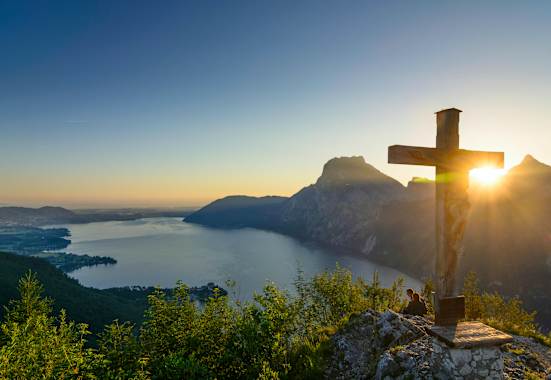 Sonnenuntergang am Gipfel des Kleinen Sonnstein (923 m) oberhalb des Traunsees, Oberösterreich