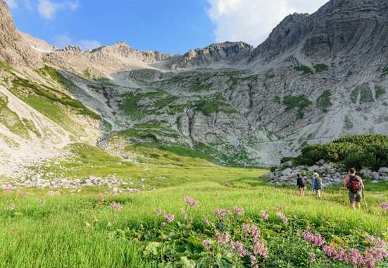 Auf dem Weg zum Gipfel des Hochvogel (2.592 m) nahe dem Prinz-Luitpold-Haus in den Allgäuer Alpen