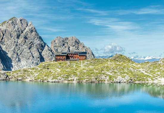 Die Karlsbader Hütte in Osttirol liegt direkt am malerischen Laserzsee