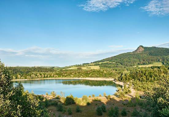 Ausblick auf die Vukanlandschaft des Hegau mit dem Bininnger See
