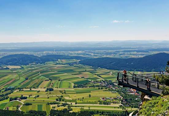 Ausblick vom Gipfelplateau der Hohen Wand in den Gutensteiner Alpen, Niederösterreich