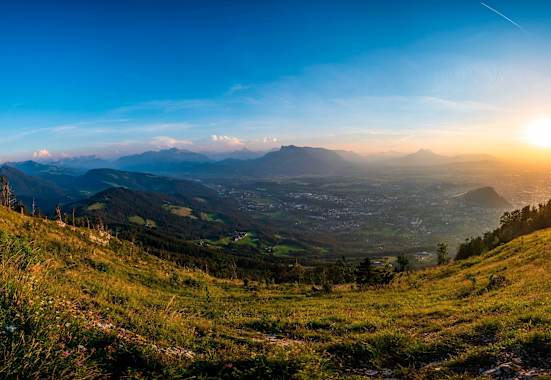 Ausblick zum Sonnenaufgang vom Gipfel des Gaisberg auf die Stadt Salzburg