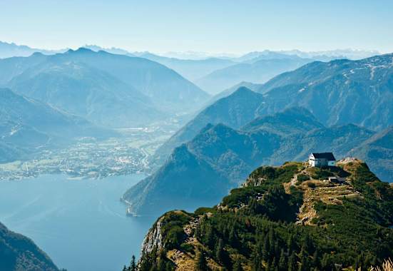 Gleich zweimal finden sich Wanderungen am Oberösterreichischen Traunsee unter den beliebtesten Touren im März auf Bergwelten.com