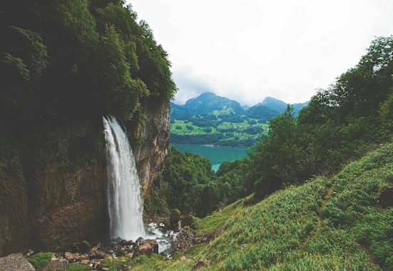 Die Seerenbachfälle, im Hintergrund der Walensee