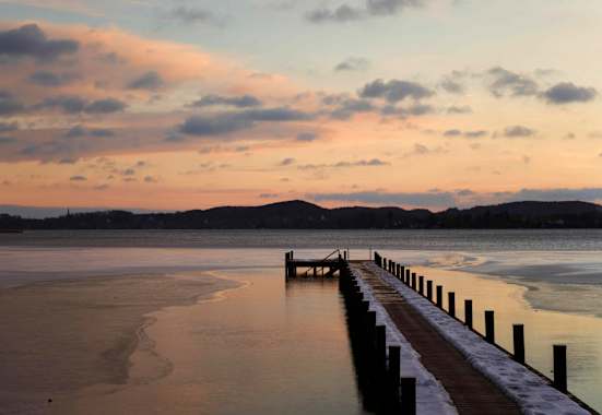 Winterliche Sonnenuntergangsstimmung am Ufer des bayerischen Wörthsees