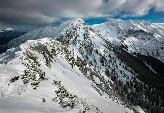 Aktuell herrschen traumhafte Skitourenbedingungen in den Mürzsteger Alpen in der Hochsteiermark, im Bild der Gipfel des Großen Wildkamm und der Hohen Veitsch (rechts) 