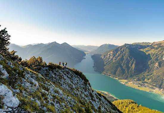 Blick auf den Achensee und die 2.085 m hohe Seebergspitze (links) vom Bärenkopf aus