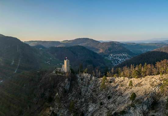 Luftaufnahme der Burgruine Waldenburg im Kanton Basel-Landschaft