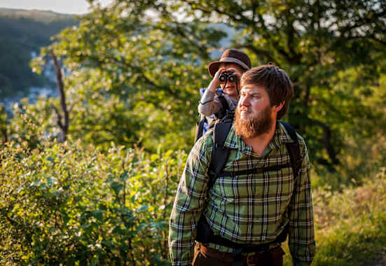 Vater und Sohn wandern
