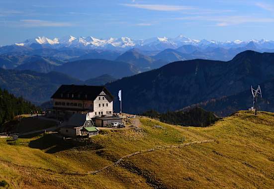 Das Rotwandhaus über dem Spitzingsee in Bayern