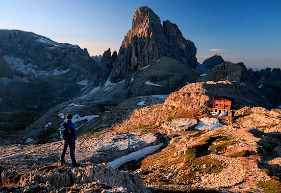Ausblick auf die Büllelejochhütte (2.528 m) in den Dolomiten