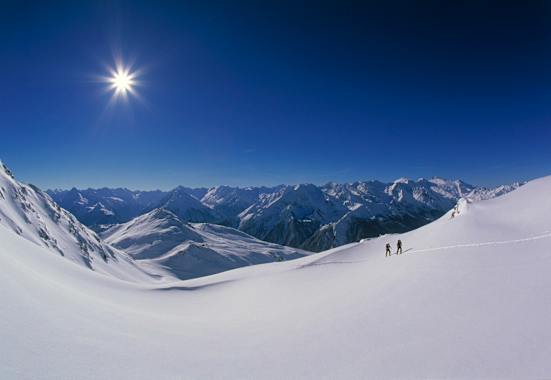 Skitour auf den Rastkogel (2.762 m) inmitten der Bergkulisse der Tuxer Alpen