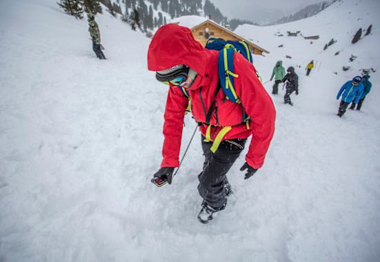 Nur wer mit seiner LVS-Notfallausrüstung wirklich vertraut ist, kann im Notfall auch rasche Hilfe leisten