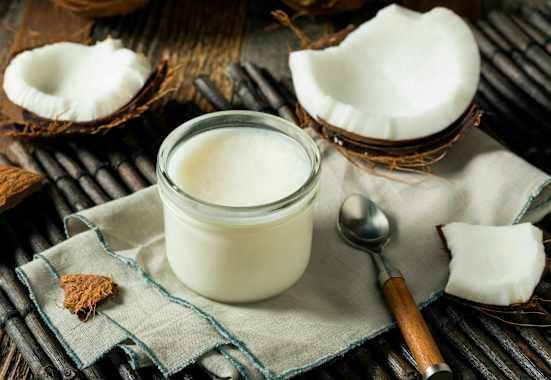 Koksöl und halbe Koksnüsse 