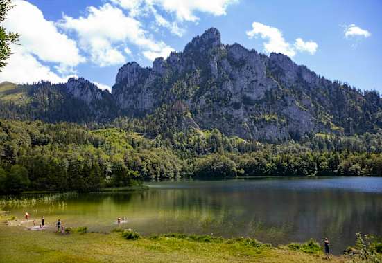 Der Laudachsee mit Blick zum Katzenstein auf dem Grünberg
