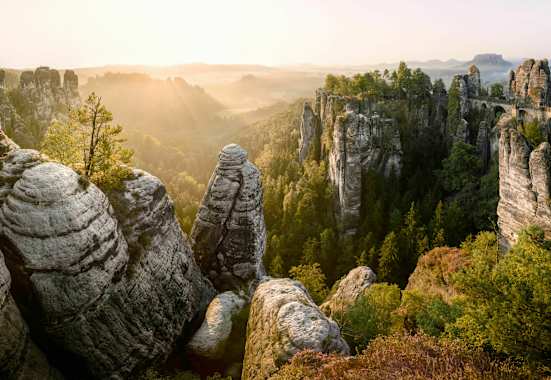 Sonnenaufgang über der Basteibrücke in der Sächsischen Schweiz.