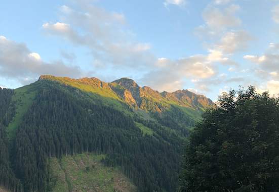 Der morgendliche Ausblick vom Balkon auf den Schusterkogel, die Chefin im Pyjama ist leider nicht zu erkennen