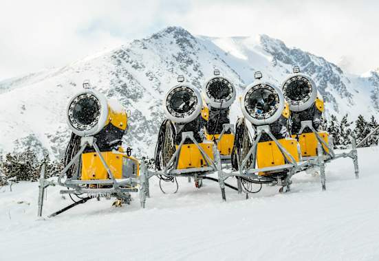 Schneekanonen verwandeln Wasser in Schnee - der Energieverbrauch ist enorm