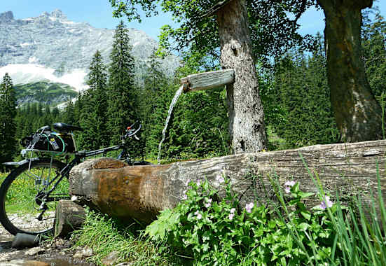 Am Kleinen Ahornboden lädt ein schöner Brunnen zur Rast ein.