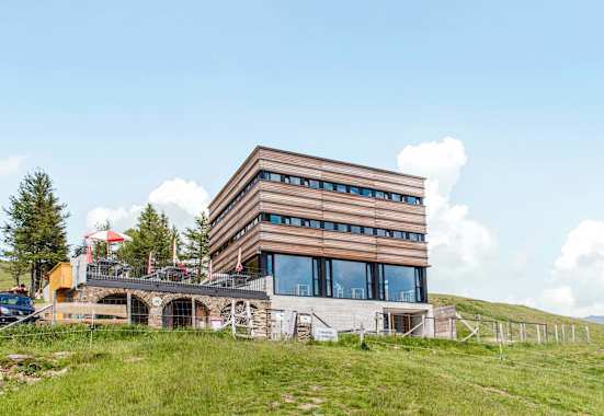 Die moderne Capanna Monte Bar von vorne.