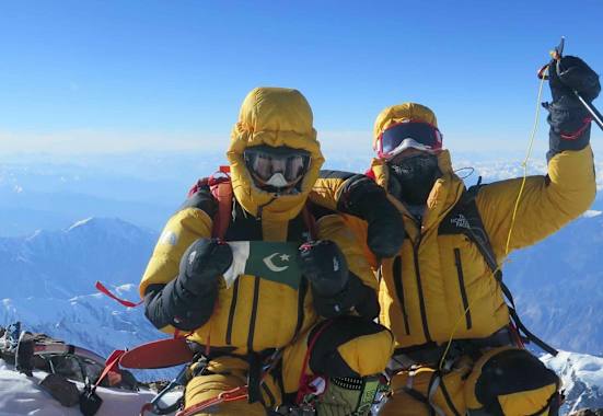 Ali Sadpara und Simone Moro am Gipfel des Nanga Parbat am 26. Februar 2016