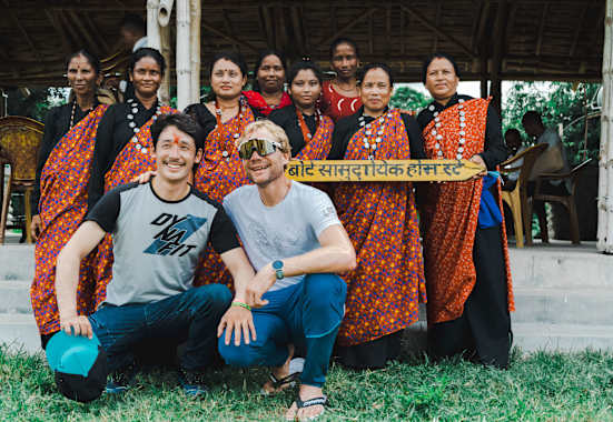 Prakash Sherpa und Benedikt Böhm im Chitwan Nationalpark in Nepal