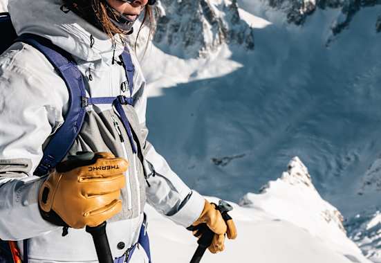 Freeriderin mit Therm-ic Freeride Ultra Heat Lederhandschuhen in verschneiter alpiner Berglandschaft – optimaler Schutz und Wärme bei eisigen Temperaturen.