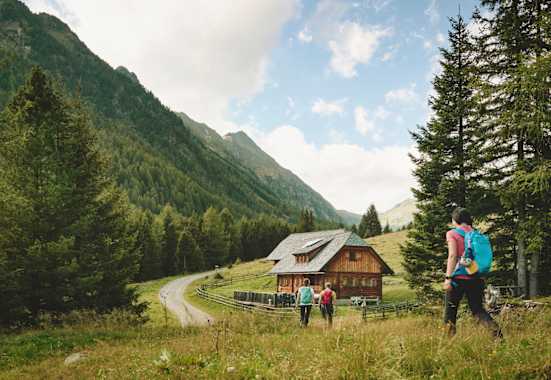 Wer in der steirischen Natur unterwegs ist, darf sich die Einkehr in eine der bewirtschafteten Hütten und Almen nicht entgehen lassen. Hier im Bild die Ebenhandlhütte auf 1.550 Metern in der Region Murau.